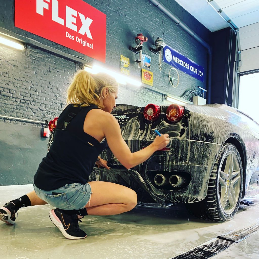 Justyna Brys de la JB CarDetail curăță un Ferrari F430