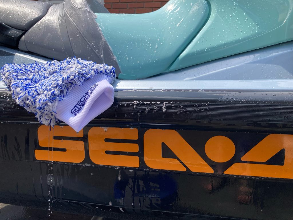 Gtechniq Marine Wash Mitt in Use